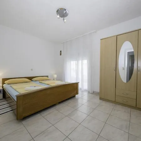 Apartman In With Terrace, Air Conditioning, Wi-fi, Dishwasher