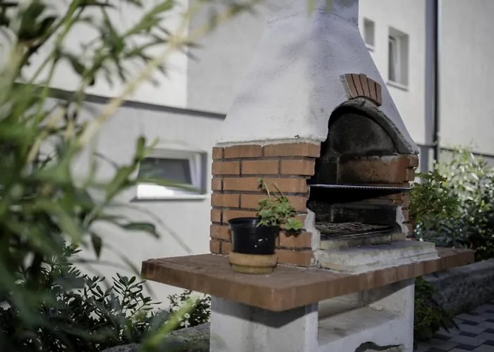 דירה In With Terrace, Air Conditioning, Wi-fi, Dishwasher לופאר