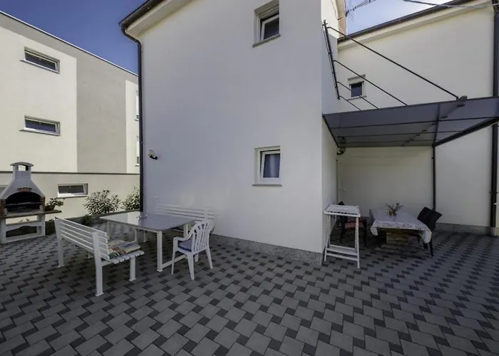 דירה In With Terrace, Air Conditioning, Wi-fi, Dishwasher