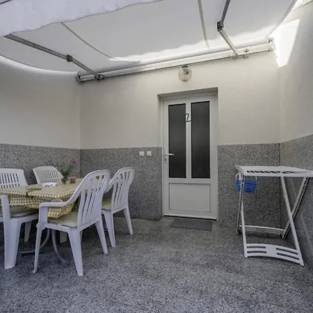 Apartment In With Terrace, Air Conditioning, Wi-fi, Dishwasher Lopar