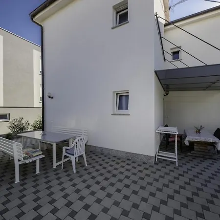 דירה In With Terrace, Air Conditioning, Wi-fi, Dishwasher